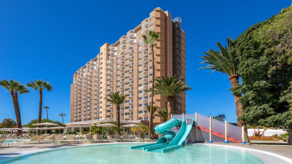 Vista del hotel Sol Arona Tenerife con piscina y tobog&aacute;n