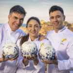 Chefs sosteniendo premios de tres Soles de la Gu&iacute;a Repsol 2026 en Tarragona