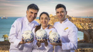 Chefs sosteniendo premios de tres Soles de la Gu&iacute;a Repsol 2026 en Tarragona