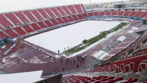 Estadio Son Moix cubierto de nieve durante un partido de f&uacute;tbol