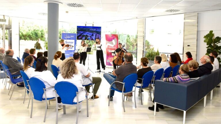 Concierto en Cl&iacute;nica Juaneda con cuarteto de cuerda y p&uacute;blico presente.