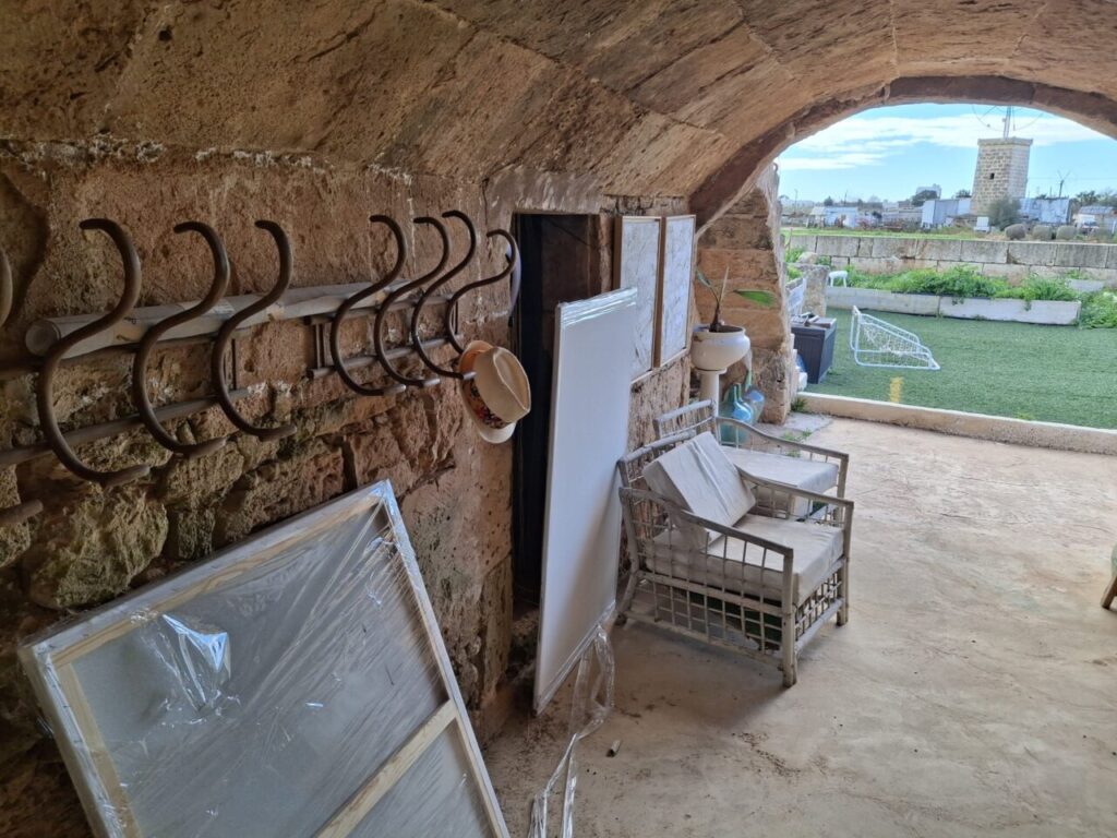 Interior del taller de la artista Victoria Canals con materiales de arte