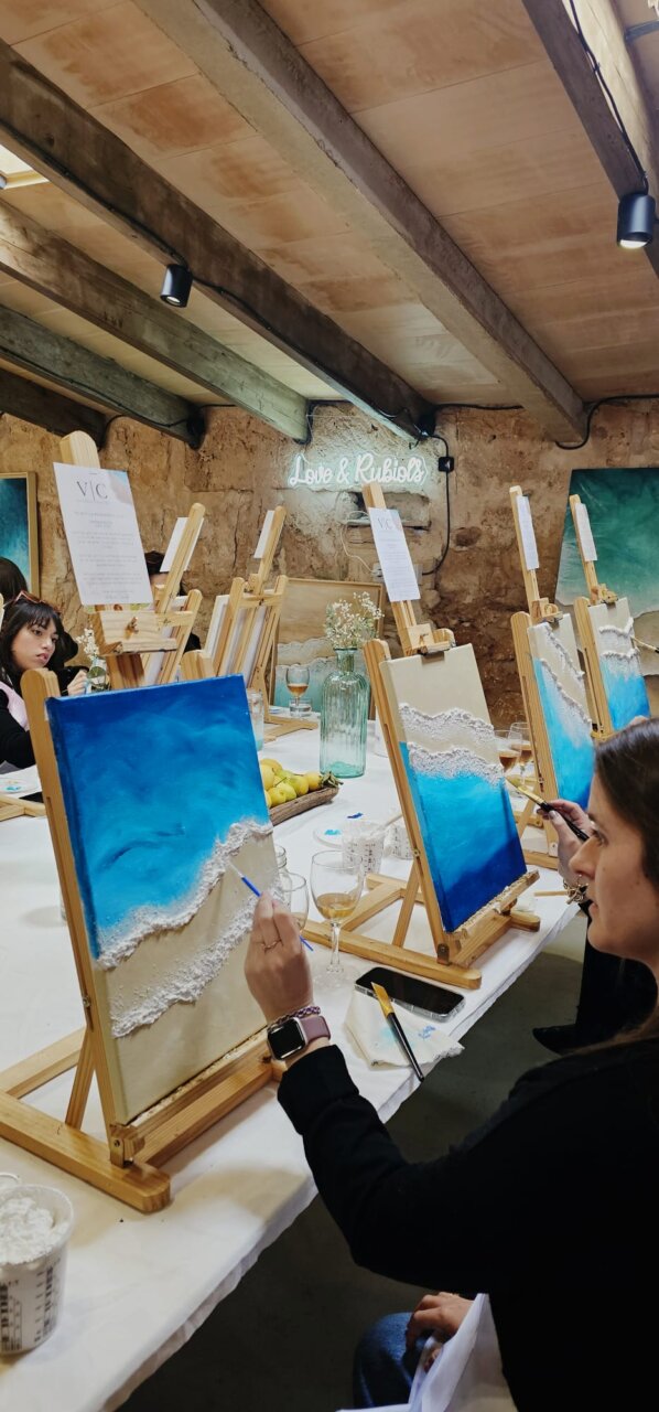 Participantes en un taller de pintura con temática marina