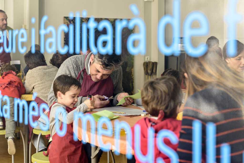 Ni&ntilde;os participando en un taller creativo en la Fundaci&oacute; Pilar i Joan Mir&oacute;.