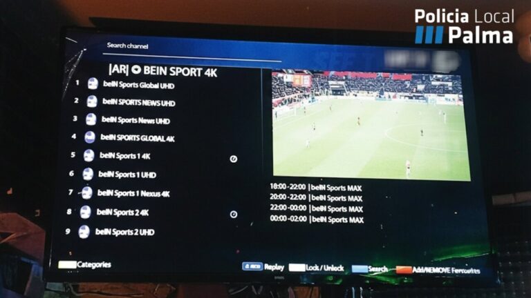 Televisor mostrando canales de fútbol en un bar denunciado por piratería