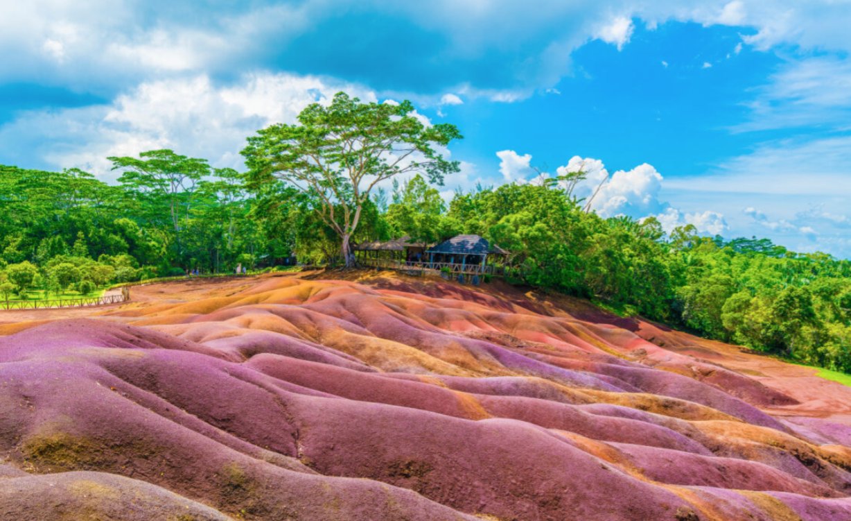 Vista de la Tierra de los Siete Colores en Mauricio con vegetaci&oacute;n