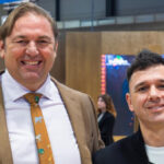 Toni Mir y &Aacute;lvaro Salazar sonr&iacute;en en un evento gastron&oacute;mico