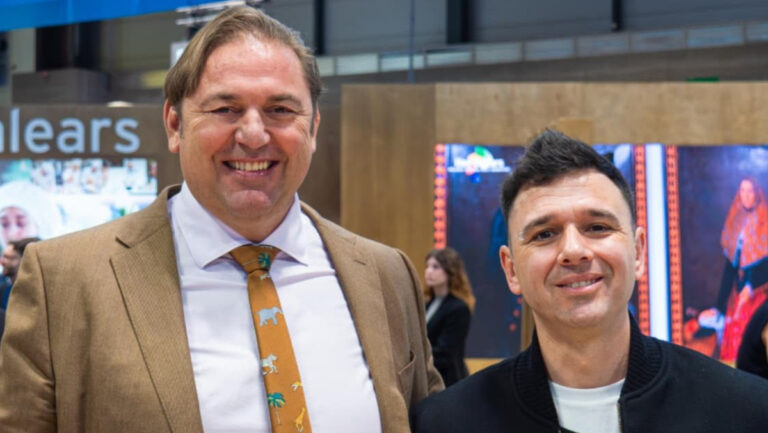 Toni Mir y &Aacute;lvaro Salazar sonr&iacute;en en un evento gastron&oacute;mico