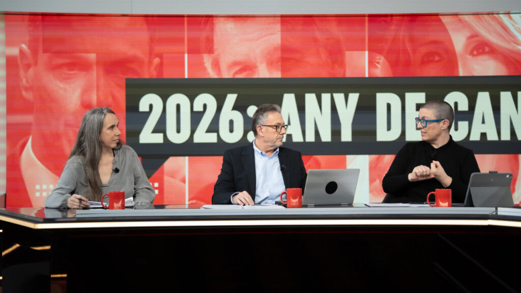 Tres presentadores discutiendo en un programa de televisi&oacute;n sobre el a&ntilde;o 2026