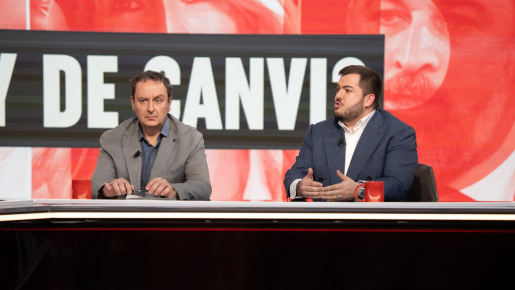 Dos presentadores discutiendo en un programa de televisi&oacute;n