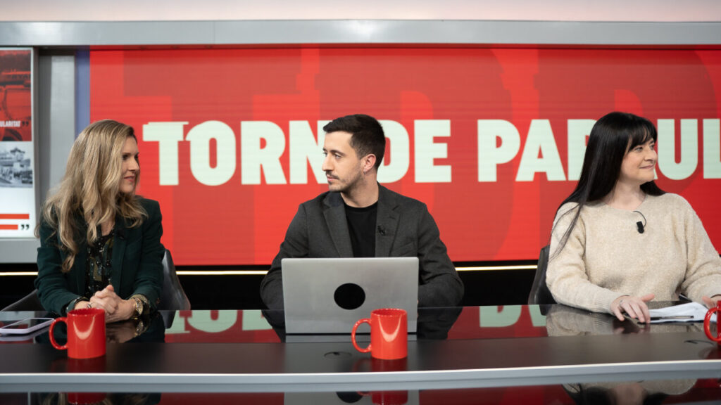 Tres presentadores en un set de televisi&oacute;n durante el programa Torn de Paraula.