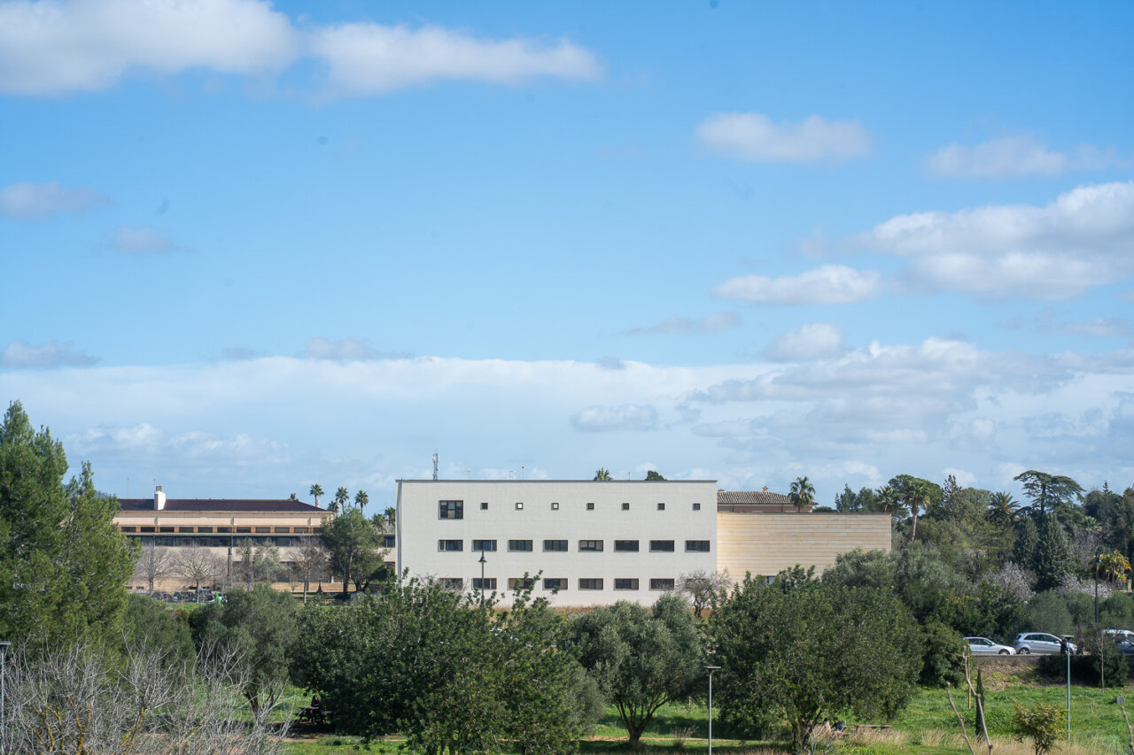 Vista del edificio de la Universidad de las Islas Baleares rodeado de naturaleza