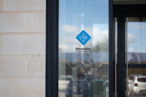 Entrada de la Universitat de les Illes Balears con el logo UIB