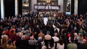 Asistentes a un evento pol&iacute;tico en el C&iacute;rculo de Bellas Artes