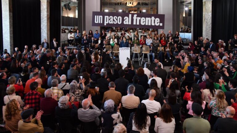 Asistentes a un evento pol&iacute;tico en el C&iacute;rculo de Bellas Artes