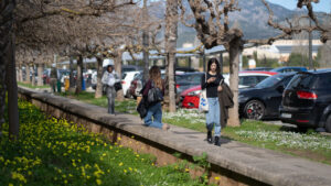 Estudiantes caminando por el campus de la UIB .