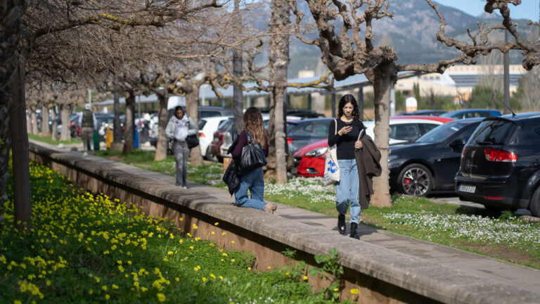 Estudiantes caminando por el campus de la UIB .