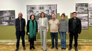 Ant&ograve;nia Roca junto a los responsables de la exposici&oacute;n sobre cines en Palma