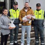 Víctor con sus padres y guardias civiles en un encuentro emotivo