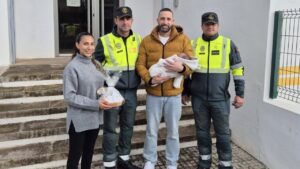 V&iacute;ctor con sus padres y guardias civiles en un encuentro emotivo