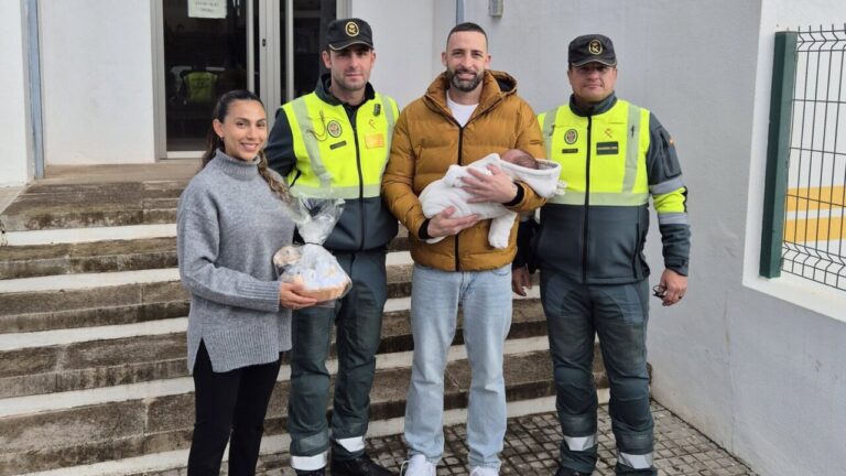 Víctor con sus padres y guardias civiles en un encuentro emotivo