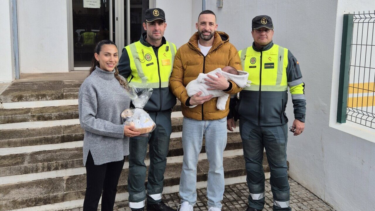V&iacute;ctor con sus padres y guardias civiles en un encuentro emotivo