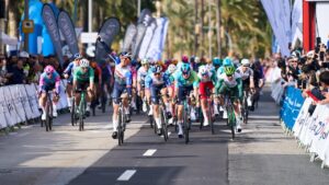 Ciclistas compitiendo en la llegada de la Challenge 2026 en Palma.