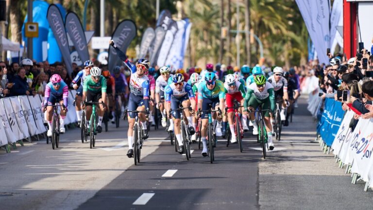Ciclistas compitiendo en la llegada de la Challenge 2026 en Palma.