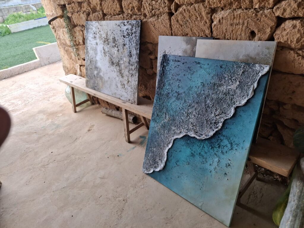 Obras de arte texturizado de Victoria Canals en su taller