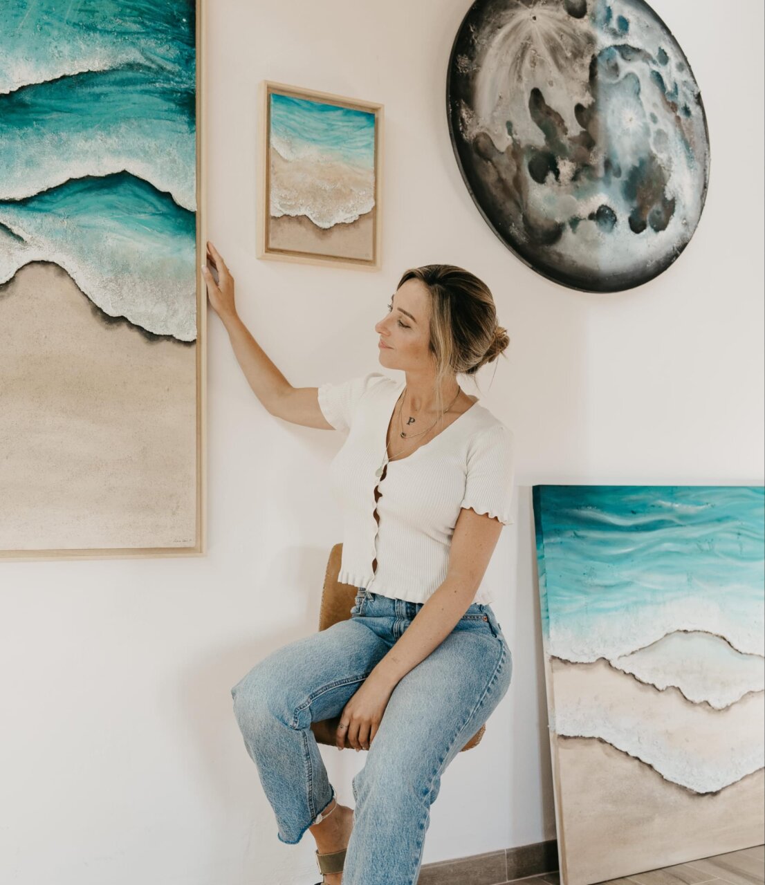 Victoria Canals interactuando con sus obras de arte sobre olas en un estudio