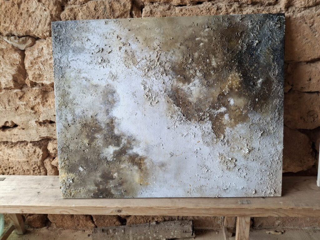 Obra de arte texturizado de Victoria Canals en su taller