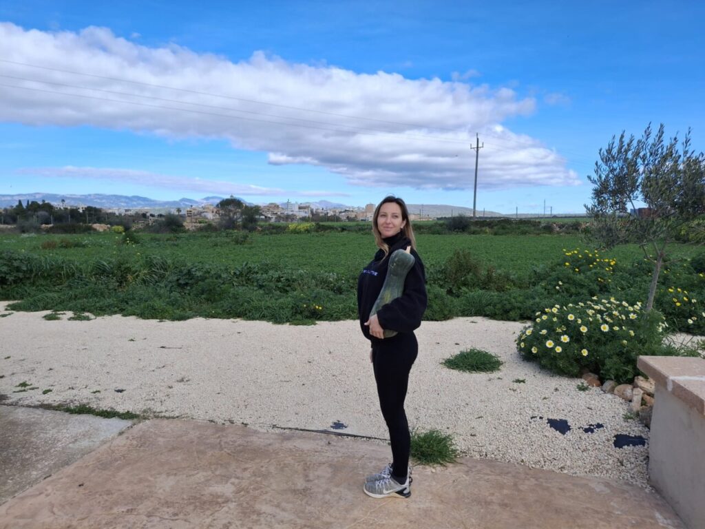 Victoria Canals sosteniendo una calabaza en un entorno natural