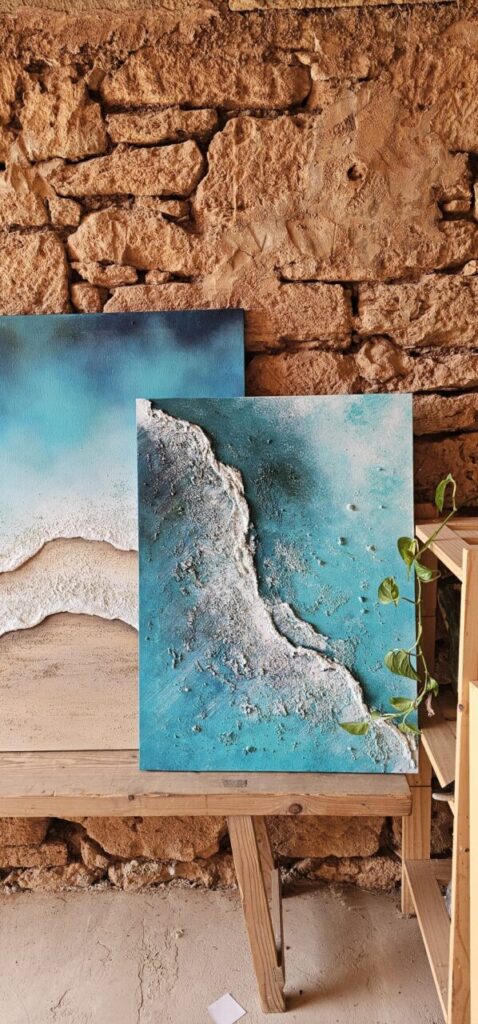 Obra de arte que representa olas y texturas marinas en un taller