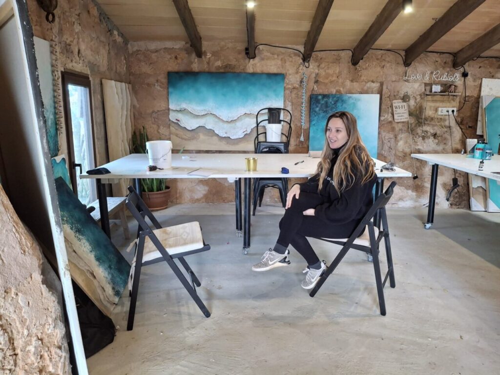 Victoria Canals en su taller rodeada de obras de arte.