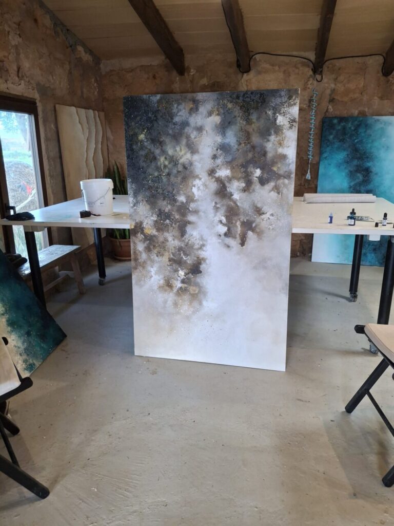 Taller de pintura de Victoria Canals con obras en proceso