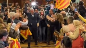 Celebraci&oacute;n de la victoria del PP en las elecciones de Arag&oacute;n 2026 con banderas.