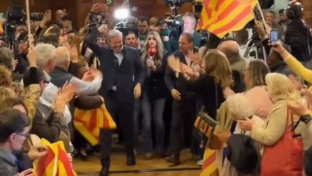 Celebraci&oacute;n de la victoria del PP en las elecciones de Arag&oacute;n 2026 con banderas.