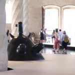 Visitantes explorando la exposici&oacute;n 'La for&ccedil;a inicial' en la Llotja de Palma