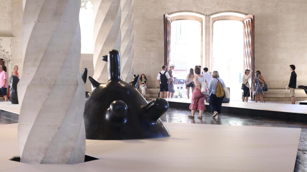 Visitantes explorando la exposici&oacute;n 'La for&ccedil;a inicial' en la Llotja de Palma