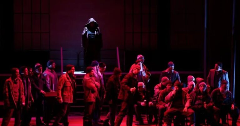 Escena de la producción de El holandés errante en el Teatre Principal