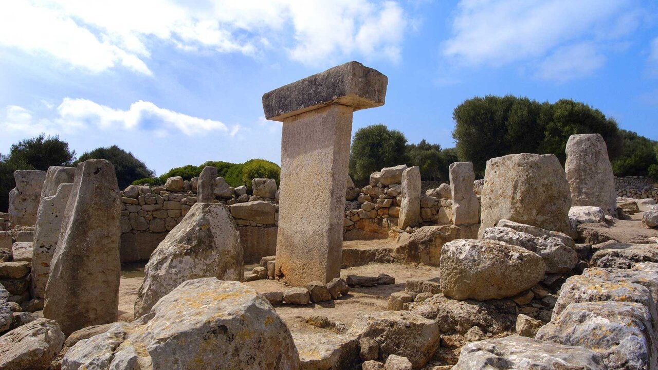 Yacimiento arqueol&oacute;gico de Torralba d'en Salort en Menorca con piedras antiguas