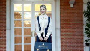 Yolanda D&iacute;az, ministra de Trabajo, posando con un malet&iacute;n en la puerta de un edificio