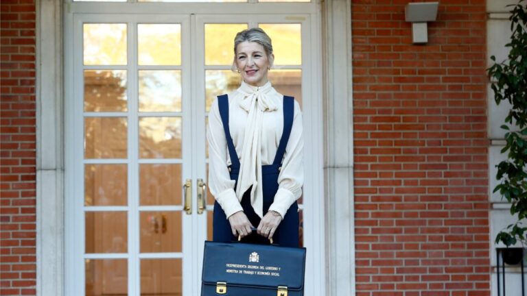 Yolanda D&iacute;az, ministra de Trabajo, posando con un malet&iacute;n en la puerta de un edificio