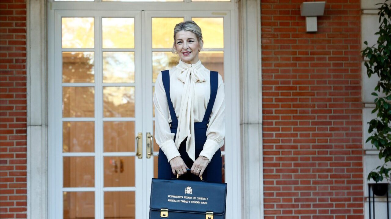 Yolanda D&iacute;az, ministra de Trabajo, posando con un malet&iacute;n en la puerta de un edificio