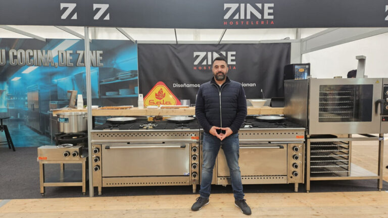 Zine El Abidin Loukili en el stand de ZINE en HORECA Mallorca