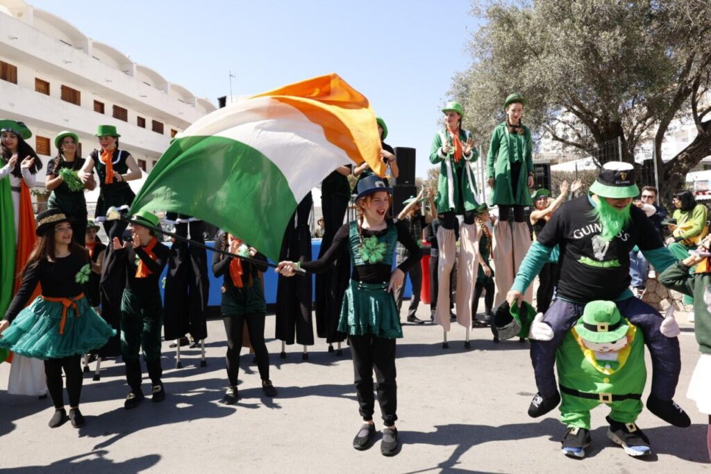 Celebraci&oacute;n de San Patricio en Santa Pon&ccedil;a con disfraces y banderas.