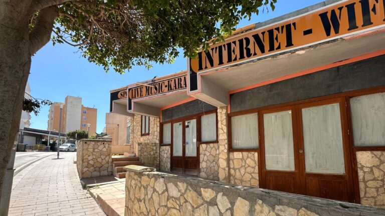 Edificio en Magaluf con locales comerciales en desuso y vegetaci&oacute;n