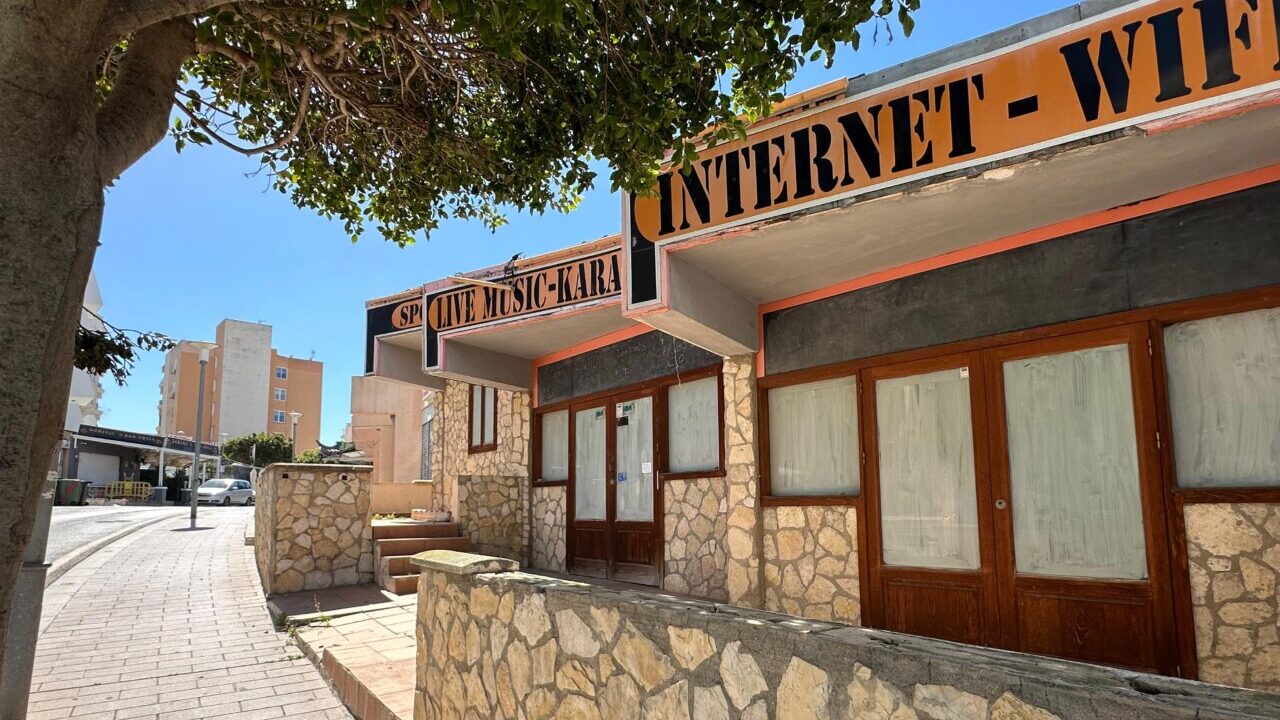 Edificio en Magaluf con locales comerciales en desuso y vegetaci&oacute;n