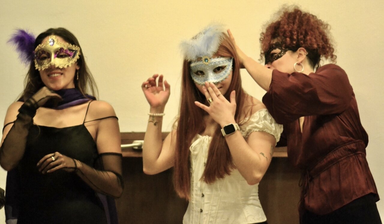 Tres mujeres con m&aacute;scaras en una fiesta de m&aacute;scaras de primavera