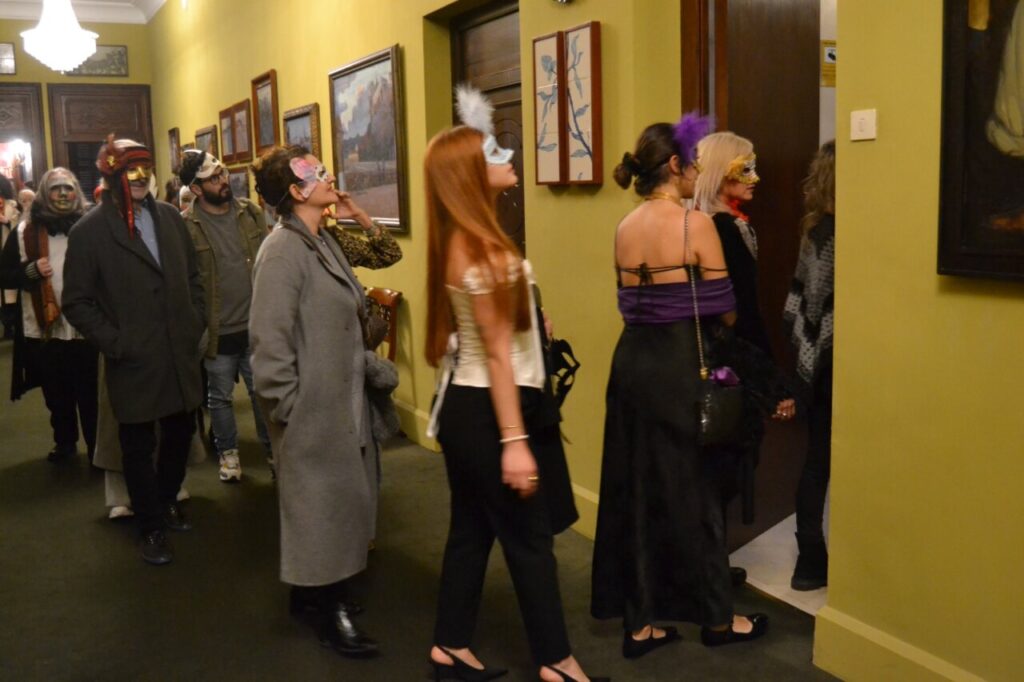 Asistentes con m&aacute;scaras en la Fiesta de M&aacute;scaras de Primavera en Mallorca